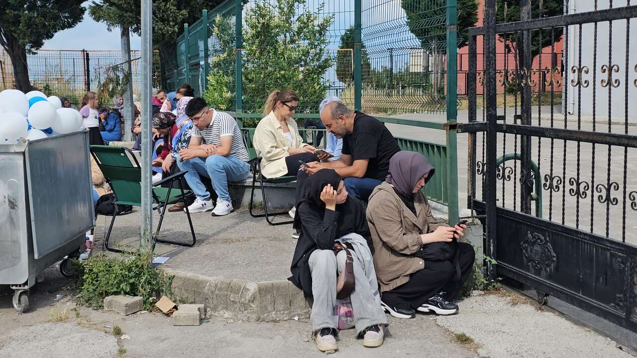 Kardeşinin kimliğiyle LGS’ye geldi! Amcası 4 dakika kala yetiştirdi 2